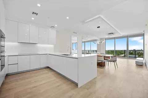 220 Lake Shore Dr #917, Lake Park, FL 33403