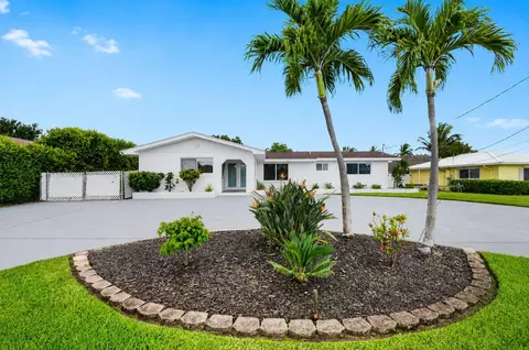 7951 W Lake Dr, Lake Clarke Shores, FL 33406
