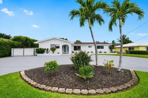 7951 W Lake Dr, Lake Clarke Shores, FL 33406