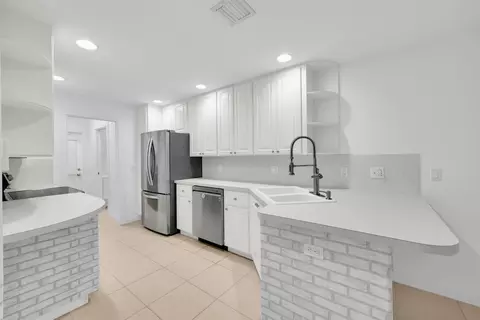 Kitchen - 2889 E Community Dr, Jupiter, FL 33458 photo 3 of 4