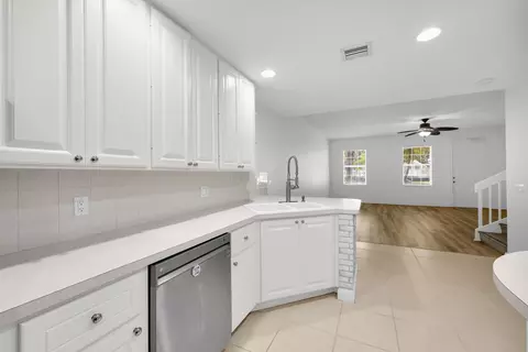 Kitchen - 2889 E Community Dr, Jupiter, FL 33458 photo 4 of 4