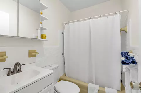 Bath - 3830 NE 22nd Ter, Lighthouse Point, FL 33064 photo 2 of 3