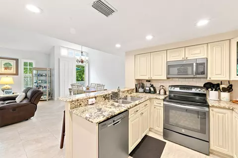 Kitchen - 1809 Mainsail Cir, Jupiter, FL 33477 photo 3 of 5