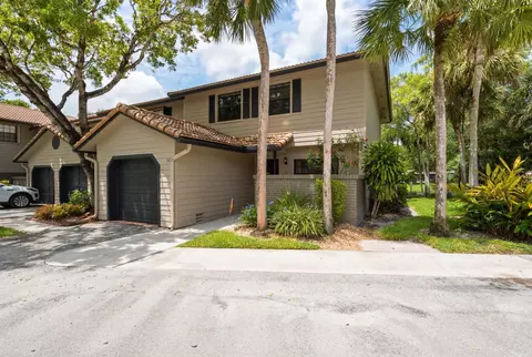 9014 Vineyard Lake Dr, Plantation, FL 33324