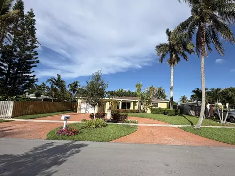 2250 NE 4th Ct, Boca Raton, FL 33431