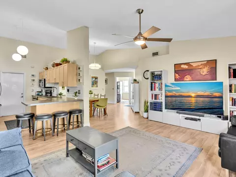 8 Hawthorne Ln, Boynton Beach, FL 33426
