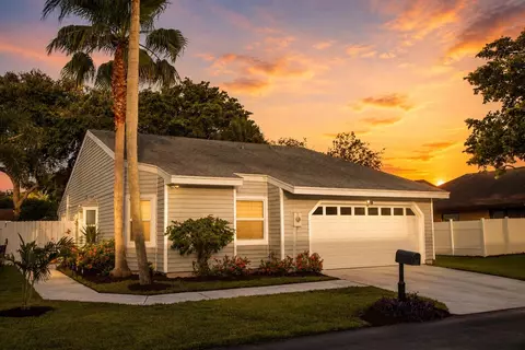 8 Hawthorne Ln, Boynton Beach, FL 33426