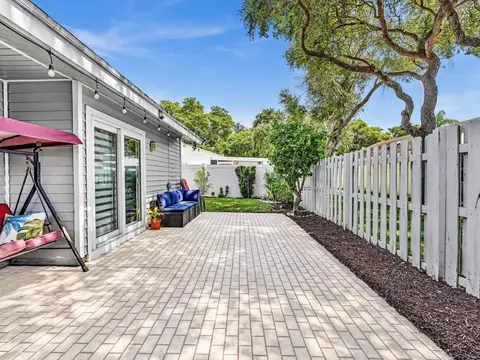 8 Hawthorne Ln, Boynton Beach, FL 33426