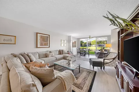 3611 Oaks Clubhouse Dr #104, Pompano Beach, FL 33069