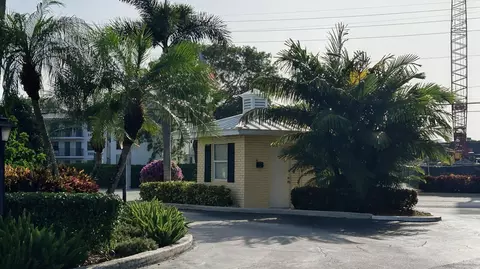 21 Colonial Club Dr #202, Boynton Beach, FL 33435