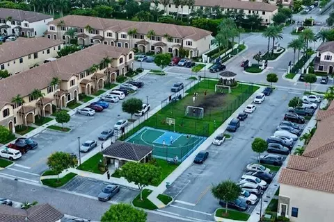 View/Area - 9207 W 33rd Ln, Hialeah, FL 33018 photo 2 of 8