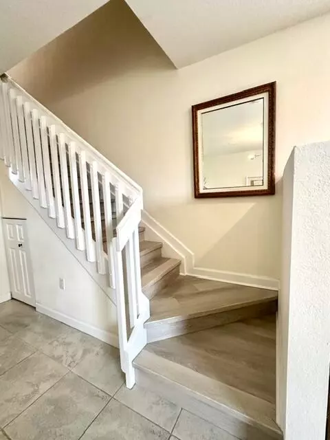 Entry Way - 9207 W 33rd Ln, Hialeah, FL 33018 photo 2 of 4