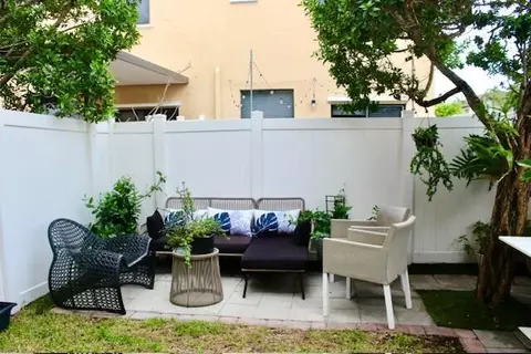 Exterior - 9207 W 33rd Ln, Hialeah, FL 33018 photo 3 of 6