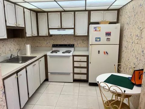 192 Flanders Dr, Delray Beach, FL 33484