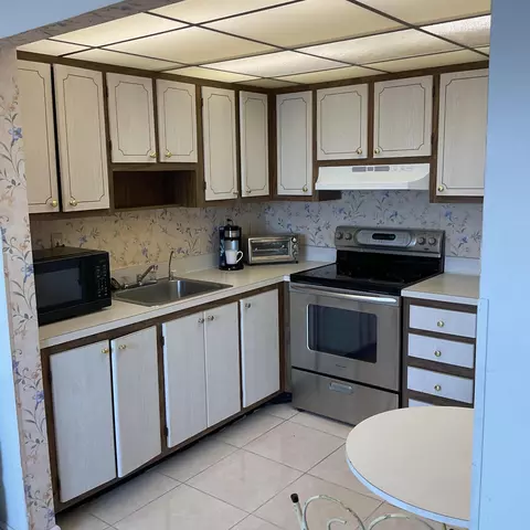 192 Flanders Dr, Delray Beach, FL 33484
