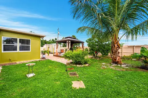 Exterior - 1310 SW 7th Ave, Deerfield Beach, FL 33441 photo 8 of 9