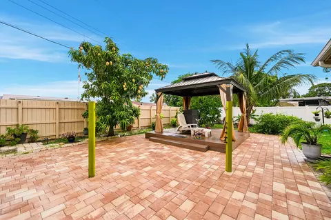Exterior - 1310 SW 7th Ave, Deerfield Beach, FL 33441 photo 7 of 9