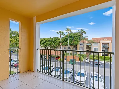 135 Yacht Club Way #305, Hypoluxo, FL 33462