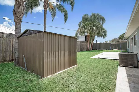 Exterior - 1851 SE Jackson St, Stuart, FL 34997 photo 6 of 8