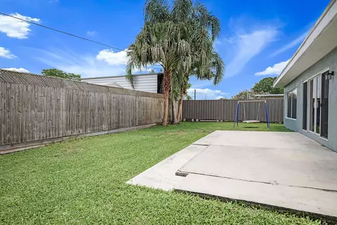 Exterior - 1851 SE Jackson St, Stuart, FL 34997 photo 8 of 8
