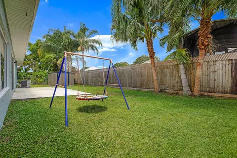 Exterior - 1851 SE Jackson St, Stuart, FL 34997 photo 4 of 8