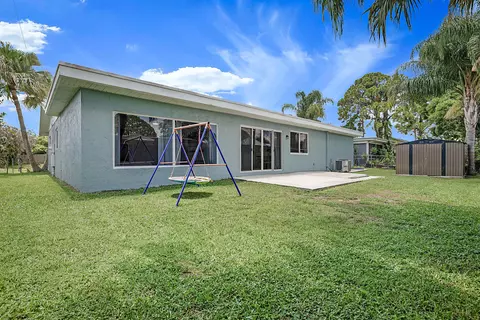 Exterior - 1851 SE Jackson St, Stuart, FL 34997 photo 3 of 8