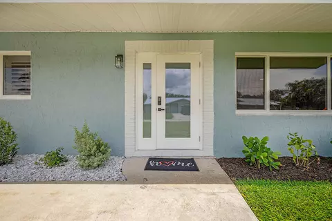 Exterior - 1851 SE Jackson St, Stuart, FL 34997 photo 2 of 8