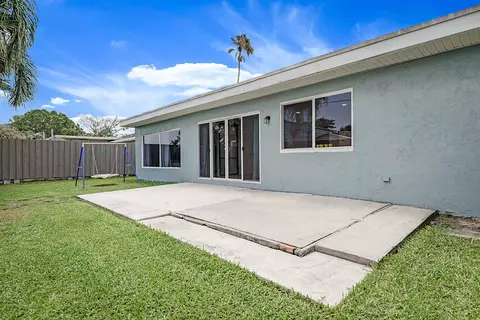 Exterior - 1851 SE Jackson St, Stuart, FL 34997 photo 5 of 8