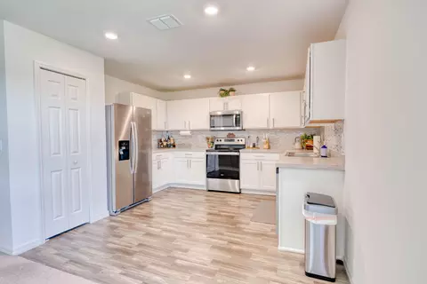 Kitchen - 773 SE 25th Dr, Okeechobee, FL 34974 photo 2 of 2