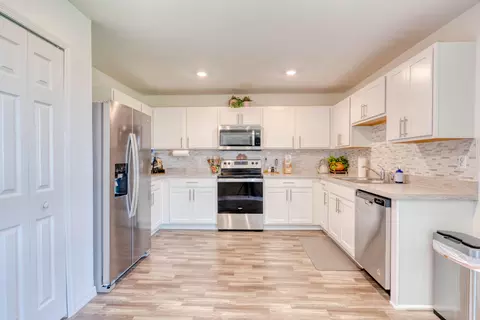 Kitchen - 773 SE 25th Dr, Okeechobee, FL 34974 photo 1 of 2