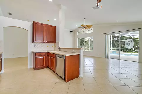 Kitchen - 992 SE Westminster Pl, Stuart, FL 34997 photo 6 of 7