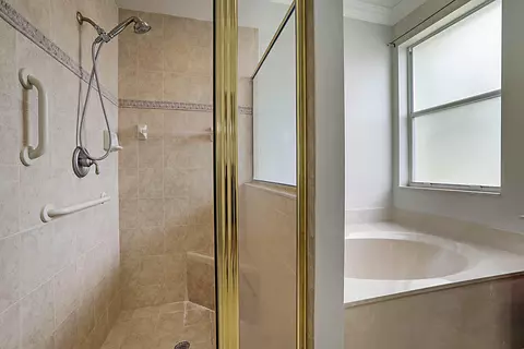 Bath - 992 SE Westminster Pl, Stuart, FL 34997 photo 3 of 4