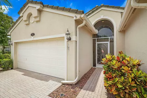 Exterior - 992 SE Westminster Pl, Stuart, FL 34997 photo 2 of 10