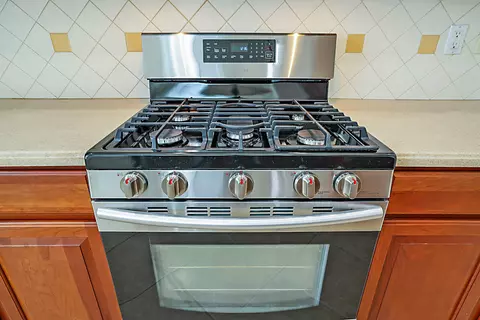 Kitchen - 992 SE Westminster Pl, Stuart, FL 34997 photo 3 of 7