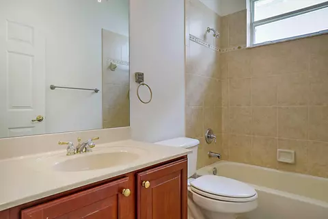 Bath - 992 SE Westminster Pl, Stuart, FL 34997 photo 4 of 4