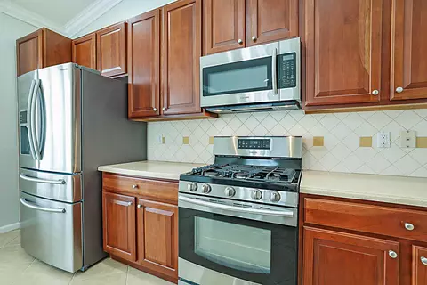 Kitchen - 992 SE Westminster Pl, Stuart, FL 34997 photo 4 of 7