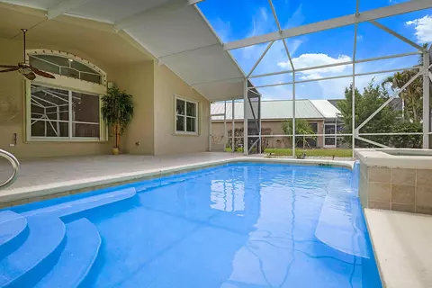 Exterior - 992 SE Westminster Pl, Stuart, FL 34997 photo 7 of 10