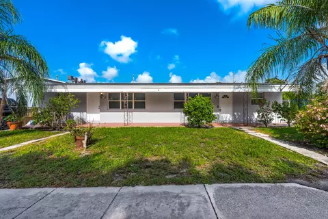 925 S Pine St, Lake Worth, FL 33460