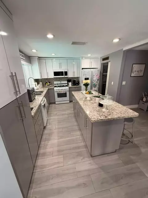 9340 NW 21st Mnr, Sunrise, FL 33322