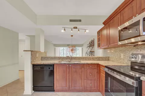 3636 Whitehall Dr #105, West Palm Beach, FL 33401