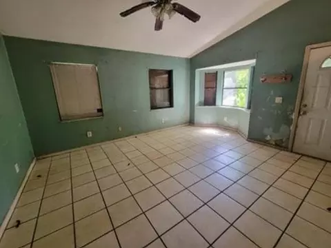 Living - 3311 NW 24th Ave, Okeechobee, FL 34972 photo 2 of 4