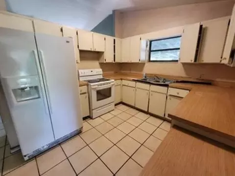 Kitchen - 3311 NW 24th Ave, Okeechobee, FL 34972 photo 1 of 1
