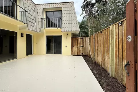 1700 Embassy Dr #402, West Palm Beach, FL 33401