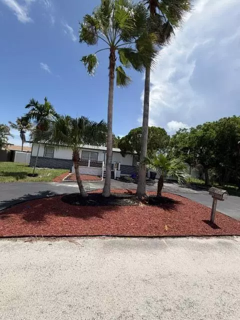 3040 Tropical Trl, Lake Worth, FL 33462
