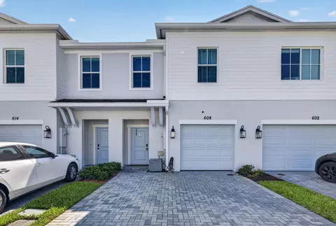 608 NE Waters Edge Ln, Port Saint Lucie, FL 34983
