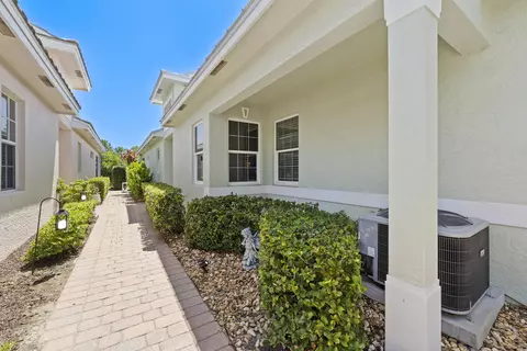 Exterior - 4681 SE Bridgetown Ct, Stuart, FL 34997 photo 6 of 9