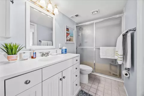 Bath - 333 NE Golfview Cir, Stuart, FL 34996 photo 2 of 3