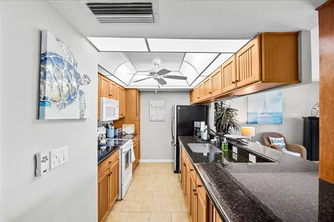 Kitchen - 333 NE Golfview Cir, Stuart, FL 34996 photo 1 of 4