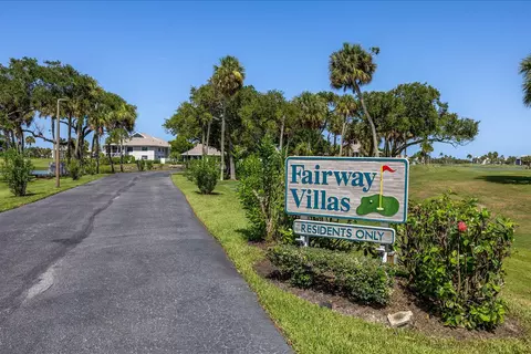 View/Area - 333 NE Golfview Cir, Stuart, FL 34996 photo 3 of 9