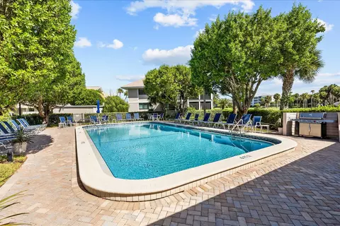 Exterior - 333 NE Golfview Cir, Stuart, FL 34996 photo 5 of 7